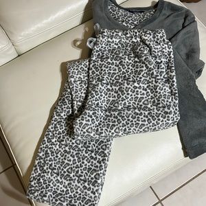 Isotoner Pajama Set